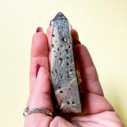 PIETRA PIRITE PIRITE CUBICA PROPRIETÀ, SIGNIFICATO E USI IN CRISTALLOTERAPIA