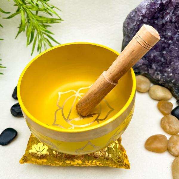 CAMPANA TIBETANA DISEGNATA SETTE CHAKRA GIALLA LEGA METALLI MEDITAZIONE COMPRESO BATACCHIO CUSCINO BOX