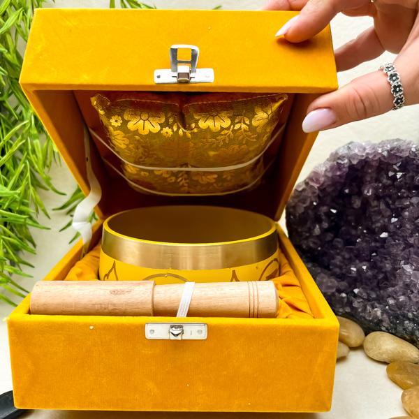CAMPANA TIBETANA DISEGNATA SETTE CHAKRA GIALLA LEGA METALLI MEDITAZIONE COMPRESO BATACCHIO CUSCINO BOX