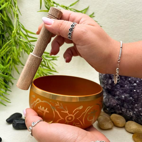 CAMPANA TIBETANA DISEGNATA SETTE CHAKRA ARANCIONE LEGA METALLI MEDITAZIONE COMPRESO BATACCHIO CUSCINO BOX