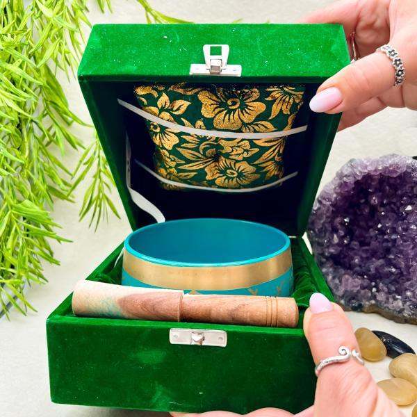CAMPANA TIBETANA DISEGNATA SETTE CHAKRA TURCHESE LEGA METALLI MEDITAZIONE COMPRESO BATACCHIO CUSCINO BOX