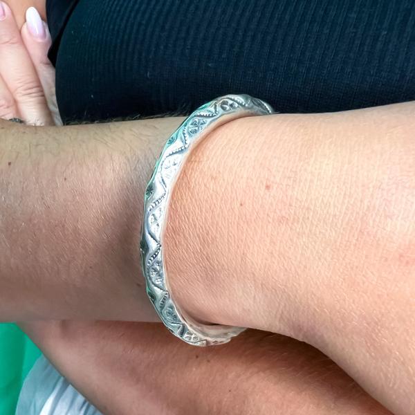 BRACCIALE BOHO CHIC BANGLE A CERCHIO RIGIDO INCISO PUNTINATO BRUNITO ARGENTO 925  