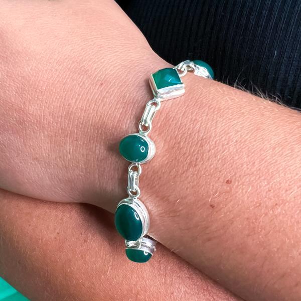 BRACCIALE MINIMAL SETTE PIETRE NATURALI AGATA VERDE FORME DIVERSE ARGENTO 925