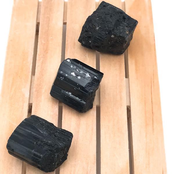 PIETRA TORMALINA NERA PROPRIETÀ, SIGNIFICATO E USI IN CRISTALLOTERAPIA
