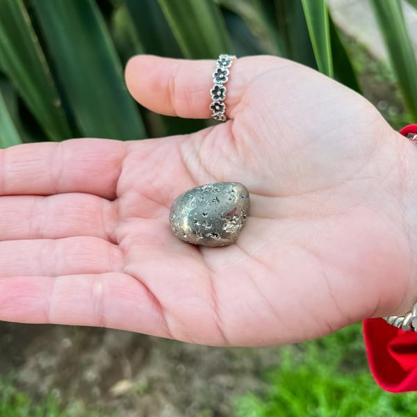 PIETRA PIRITE PIRITE CUBICA PROPRIETÀ, SIGNIFICATO E USI IN CRISTALLOTERAPIA