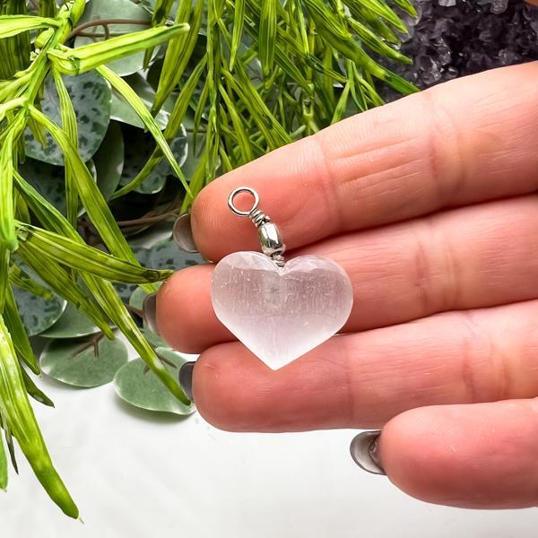 PENDENTE CUORE SELENITE PIETRA LEVIGATA NATURALE CRISTALLOTERAPIA