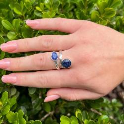 ANELLO CONTRARIE DUE PIETRE GOCCIA TONDO  SINUOSO RADICE DI ZAFFIRO  REGOLABILE ARGENTO 925