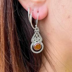 ORECCHINI PENDENTI ETNICO CON BASE GOCCIA TRAFORATA GEMMA TONDA CABOCHON CORNIOLA  MONACHINA ARGENTO 925