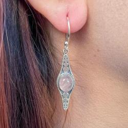 ORECCHINI PENDENTI ETNICO CON BASE ELLISSE LAVORATA GEMMA CABOCHON OVALE QUARZO ROSA  MONACHINA ARGENTO 925