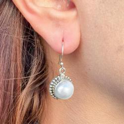 ORECCHINI PENDENTI ETNICO CON CORNICE TONDA PUNTINATA GEMMA CABOCHON PERLA DI FIUME  MONACHINA ARGENTO 925