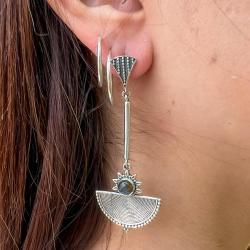 ORECCHINI PENDENTI ETNICO SEMI RIGIDO ALLUNGATO A VENTAGLIO LAVORATO GEMMA CABOCHON LABRADORITE  MONACHINA ARGENTO 925
