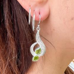 ORECCHINI PENDENTI ETNICO LUCIDO DI DESIGN CON  GEMMA GOCCIA BRIOLETTE PERIDOTO MONACHINA ARGENTO 925