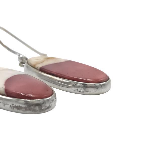ORECCHINI PENDENTI MINIMAL CORNICE OVALE GEMMA CABOCHON MOKAITE MONACHINA ARGENTO 925