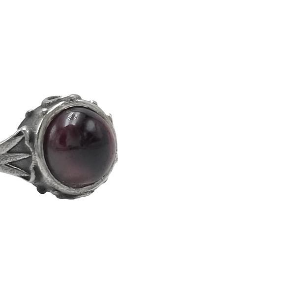 ANELLO MINIMAL CON CORNICE LAVORATA  PETRA TONDA CABOCHON GRANATO ARGENTO 925 