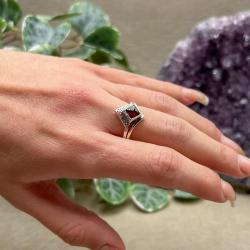 ANELLO CORNICE LAVORATA ROMBO PIETRA CABOCHON GRANATO ARGENTO 925 