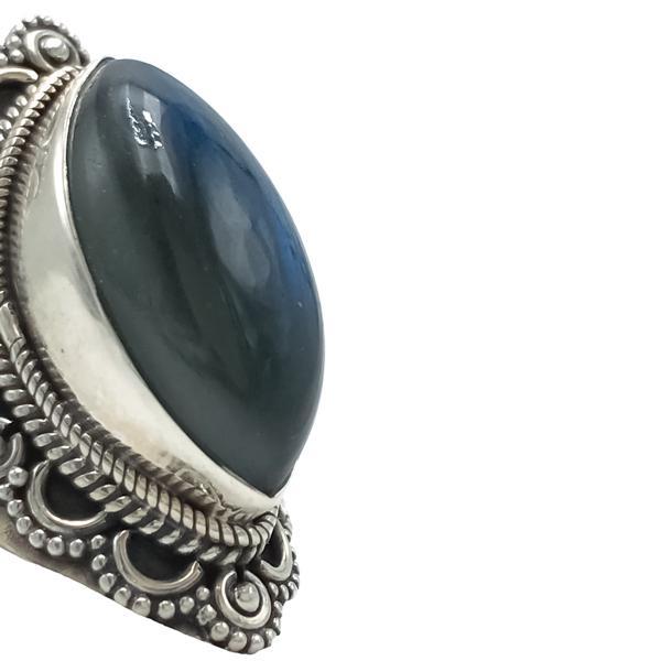 ANELLO CORNICE LAVORATA CON PIETRA OVALE  CABOCHON LABRADORITE ARGENTO 925 