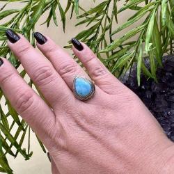 ANELLO CORNICE LAVORATA CON PIETRA A GOCCIA CABOCHON LARIMAR ARGENTO 925 