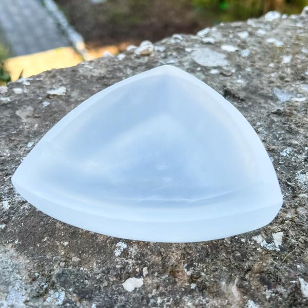 CIOTOLA FORMA TRIANGOLARE DI SELENITE  PIETRA LEVIGATA NATURALE CRISTALLOTERAPIA
