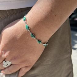 BRACCIALE MINIMAL CORNICE LISCIA PIETRE GOCCIA CABOCHON MALACHITE  REGOLABILE ARGENTO 925