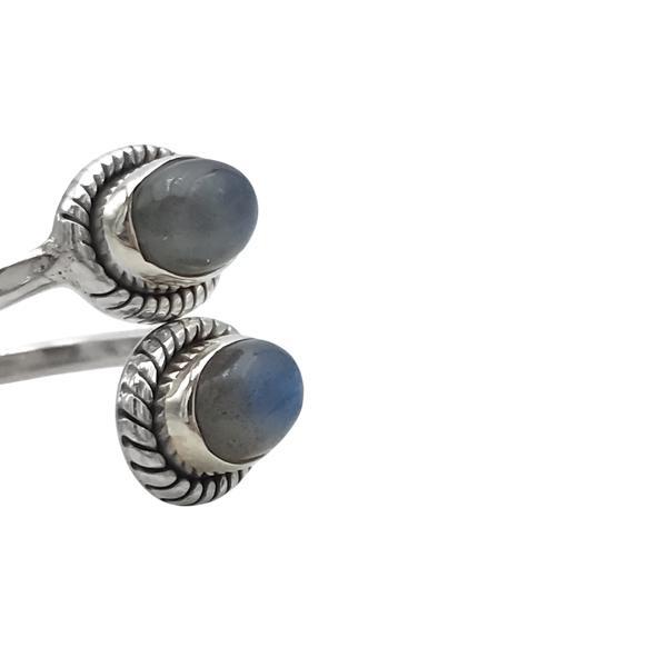 ANELLO DESIGN MINIMAL DOPPIA PIETRA OVALE CABOCHON LABRADORITE CORNICE LAVORATA REGOLABILE ARGENTO 925