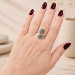 ANELLO DESIGN MINIMAL DOPPIA PIETRA OVALE CABOCHON LABRADORITE CORNICE LAVORATA REGOLABILE ARGENTO 925