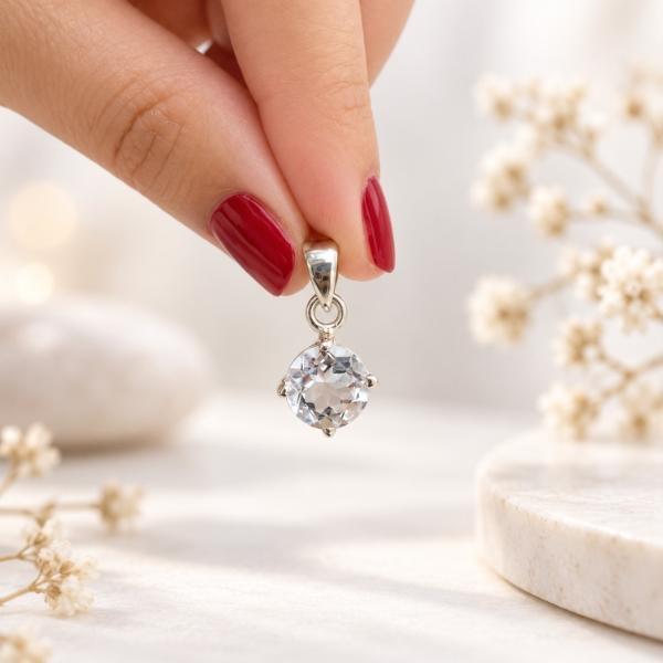PENDENTE MODELLO PUNTO LUCE TONDO CON PIETRA BRIOLETTE CRISTALLO DI ROCCA E ARGENTO 925