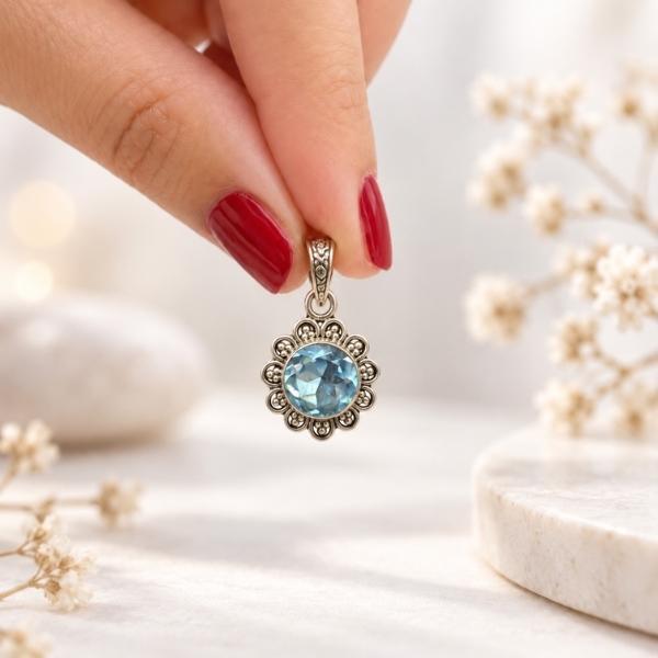 PENDENTE A FIORE TONDO CON PIETRA BRIOLETTE ACQUAMARINA E ARGENTO 925