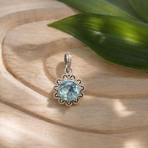 PENDENTE A FIORE TONDO CON PIETRA BRIOLETTE ACQUAMARINA E ARGENTO 925