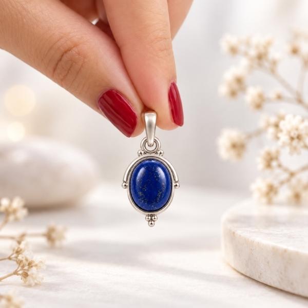 PENDENTE CON PIETRA OVALE CABOCHON LAPISLAZZULI  E CORNICE A FILO ARGENTO 925