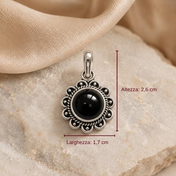 PENDENTE A FIORE TONDO CON PIETRA CABOCHON TORMALINA NERA E ARGENTO 925
