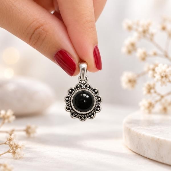 PENDENTE A FIORE TONDO CON PIETRA CABOCHON TORMALINA NERA E ARGENTO 925