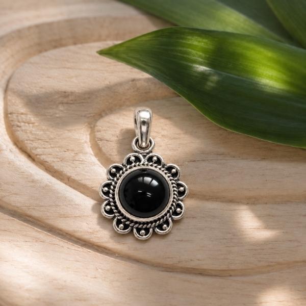 PENDENTE A FIORE TONDO CON PIETRA CABOCHON TORMALINA NERA E ARGENTO 925