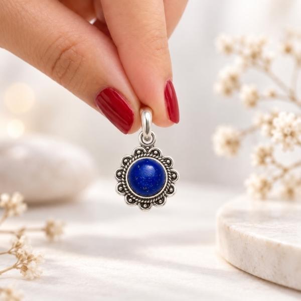 PENDENTE A FIORE TONDO CON PIETRA CABOCHON LAPISLAZZULI E ARGENTO 925