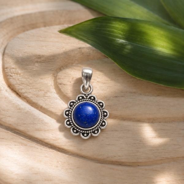 PENDENTE A FIORE TONDO CON PIETRA CABOCHON LAPISLAZZULI E ARGENTO 925