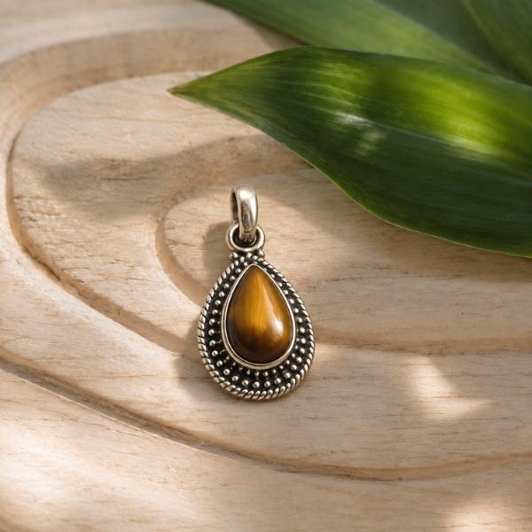 PENDENTE A GOCCIA PUNTINATA CON PIETRA CABOCHON OCCHIO DI TIGRE E ARGENTO 925