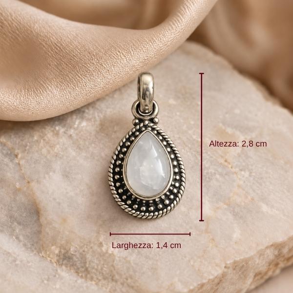 PENDENTE A GOCCIA PUNTINATA CON PIETRA CABOCHON ADULARIA E ARGENTO 925