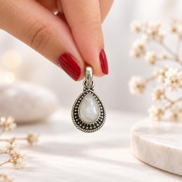 PENDENTE A GOCCIA PUNTINATA CON PIETRA CABOCHON ADULARIA E ARGENTO 925