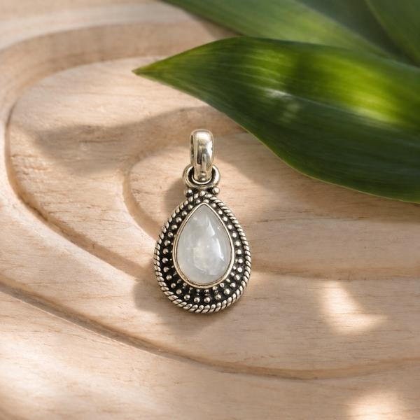 PENDENTE A GOCCIA PUNTINATA CON PIETRA CABOCHON ADULARIA E ARGENTO 925