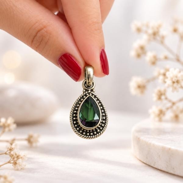 PENDENTE A GOCCIA PUNTINATA CON PIETRA BRIOLETTE MYSTIC TOPAZ E ARGENTO 925