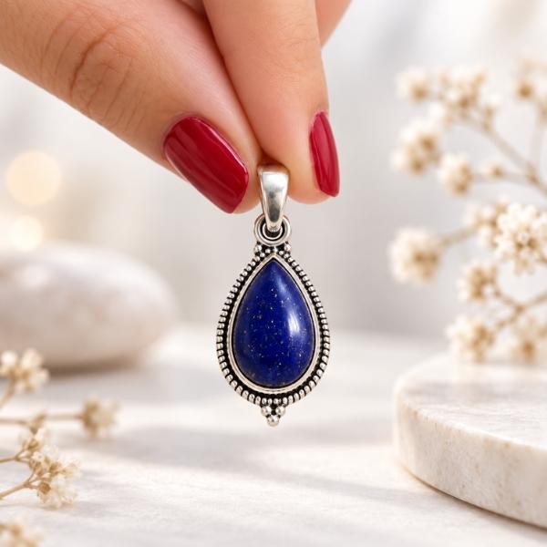 PENDENTE A GOCCIA LAVORATA CON PIETRA CABOCHON LAPISLAZZULI E ARGENTO 925