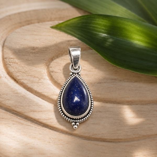 PENDENTE A GOCCIA LAVORATA CON PIETRA CABOCHON LAPISLAZZULI E ARGENTO 925