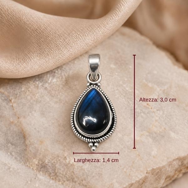 PENDENTE A GOCCIA LAVORATA CON PIETRA CABOCHON LABRADORITE E ARGENTO 925