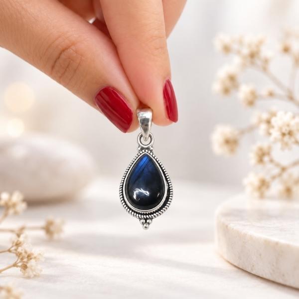 PENDENTE A GOCCIA LAVORATA CON PIETRA CABOCHON LABRADORITE E ARGENTO 925