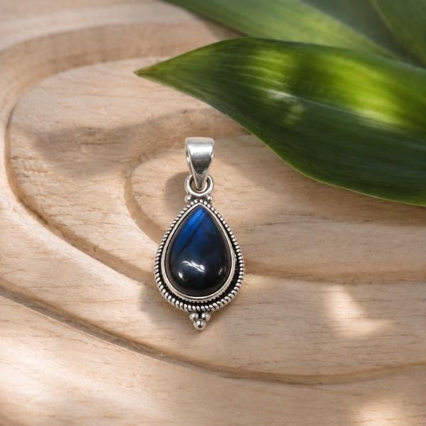 PENDENTE A GOCCIA LAVORATA CON PIETRA CABOCHON LABRADORITE E ARGENTO 925