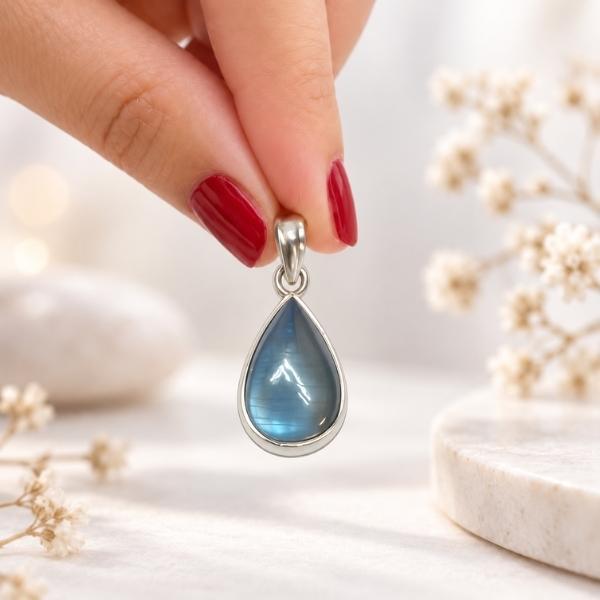 PENDENTE A GOCCIA LISCIA  CON PIETRA CABOCHON LABRADORITE E ARGENTO 925