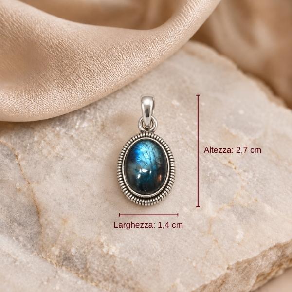 PENDENTE TONDO CORNICE A FILO LAVORATO CON PIETRA CABOCHON LABRADORITE E ARGENTO 925