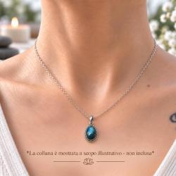 PENDENTE TONDO CORNICE A FILO LAVORATO CON PIETRA CABOCHON LABRADORITE E ARGENTO 925