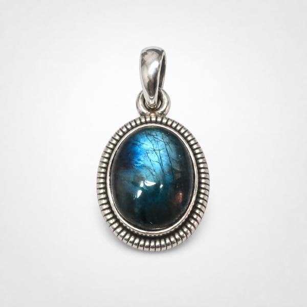 PENDENTE TONDO CORNICE A FILO LAVORATO CON PIETRA CABOCHON LABRADORITE E ARGENTO 925
