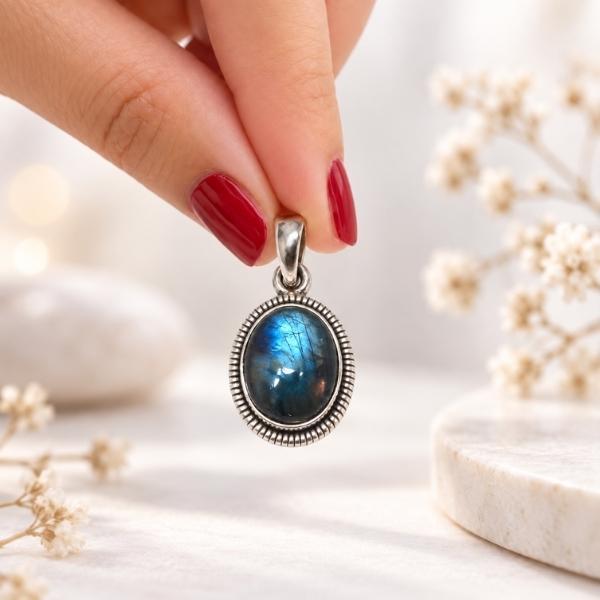 PENDENTE TONDO CORNICE A FILO LAVORATO CON PIETRA CABOCHON LABRADORITE E ARGENTO 925