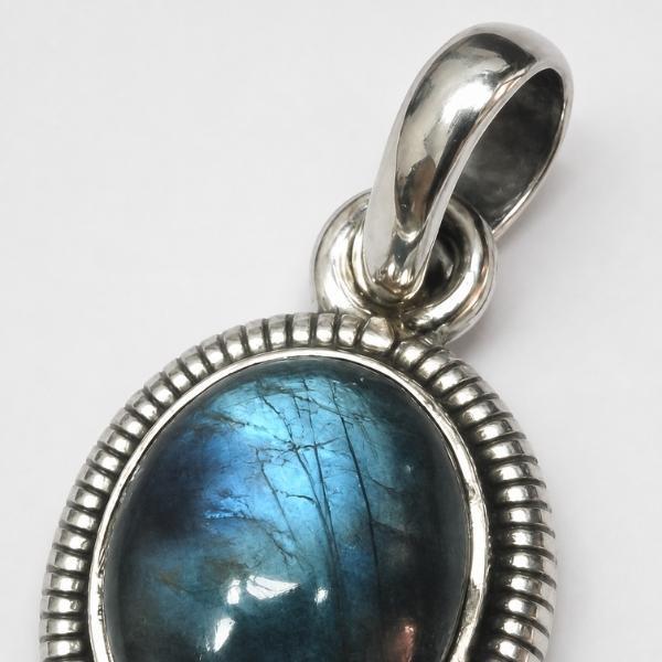 PENDENTE TONDO CORNICE A FILO LAVORATO CON PIETRA CABOCHON LABRADORITE E ARGENTO 925